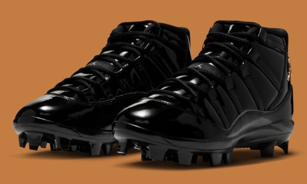 Air Jordan 11 MCS “Black/Metallic Gold” Baseball Cleats